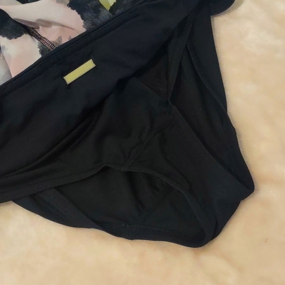 Lululemon Running Shorts Size 6 EUC - Picture 7 of 11